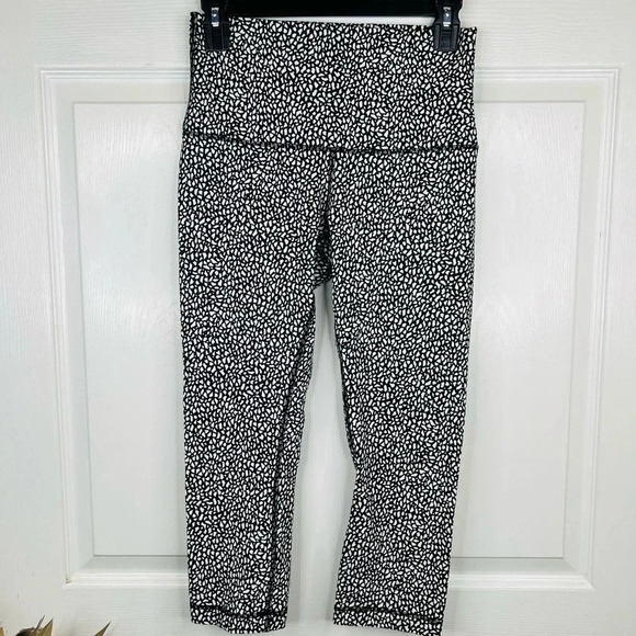 Lululemon Wunder Under Mosaic Pattern High-Rise Crop Leggings Black White Size 8 - Picture 2 of 10